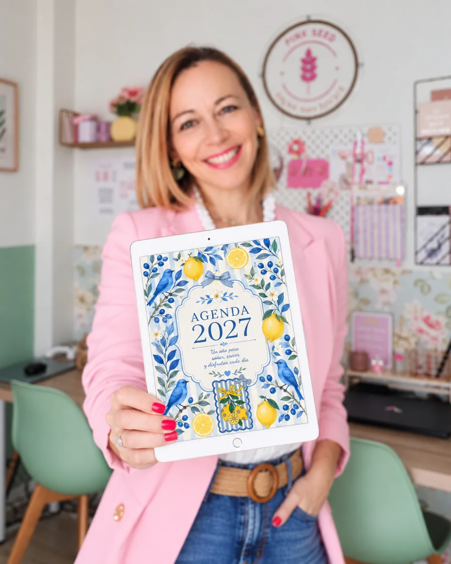 Marie con la Agenda 2027 en su estudio de Pink Seed Marketing