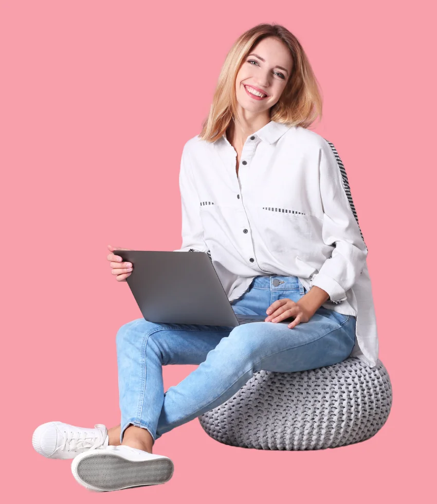 Emprendedora feliz trabajando desde casa en su tienda Etsy con el portátil